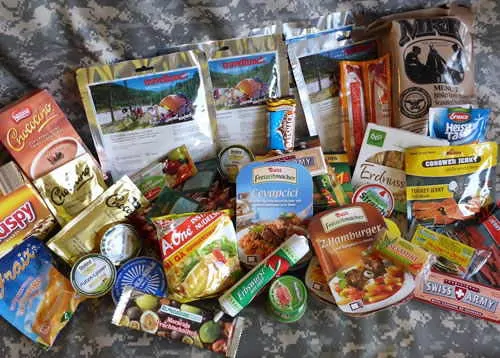 Outdoor Ernährung – verschiedene Trekking-Mahlzeiten, Snacks und Fertiggerichte für unterwegs