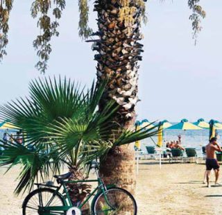 Die zyprische Küste bietet traumhafte Strände. In den Herbst- und Wintermonaten sind die Temperaturen ideal zum Radfahren.