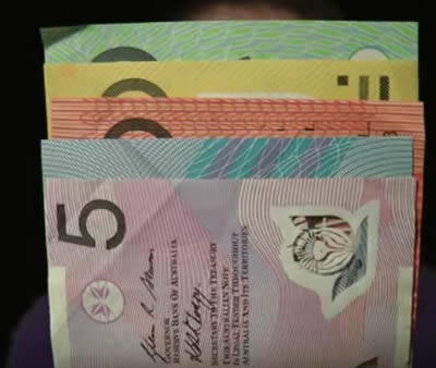 Ein paar Geldscheine der australischen Währung AU$