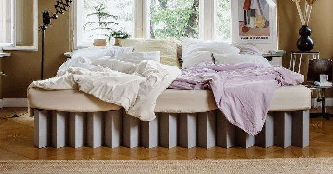 Ein Bett in Überlänge ganz aus Pappe...