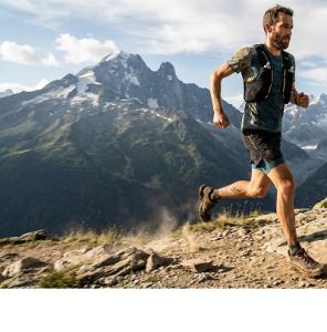 läufer beim trailrunning im gebirge