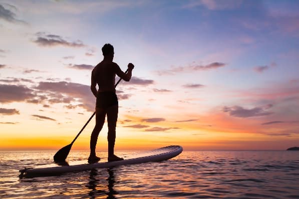 Stand Up Paddling im Sonnenuntergang