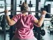 Frau mit Übergewicht trainiert