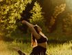 Frau macht Yoga in der Natur