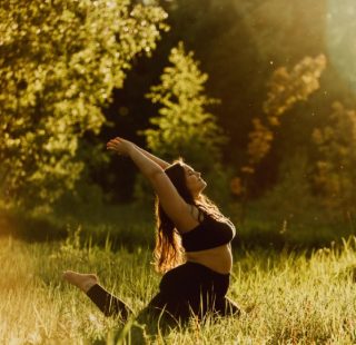 Frau macht Yoga in der Natur