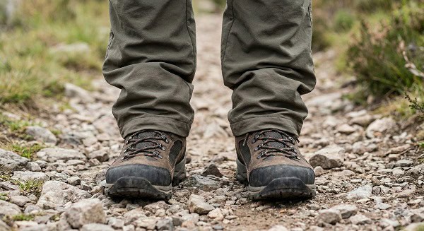 wanderhose-zu-lang-faltenwurf-auf-wanderschuhen
