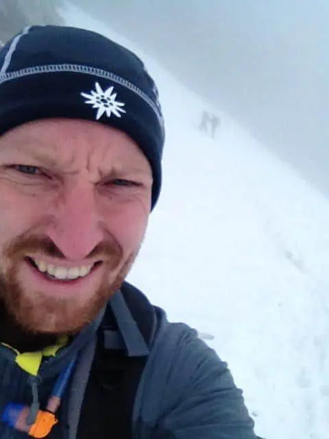 Thomas Zitti, Alpinexperte und Ausrüstungstester bei RennerXXL, im Schneesturm während einer Etappe der E5-Alpenüberquerung