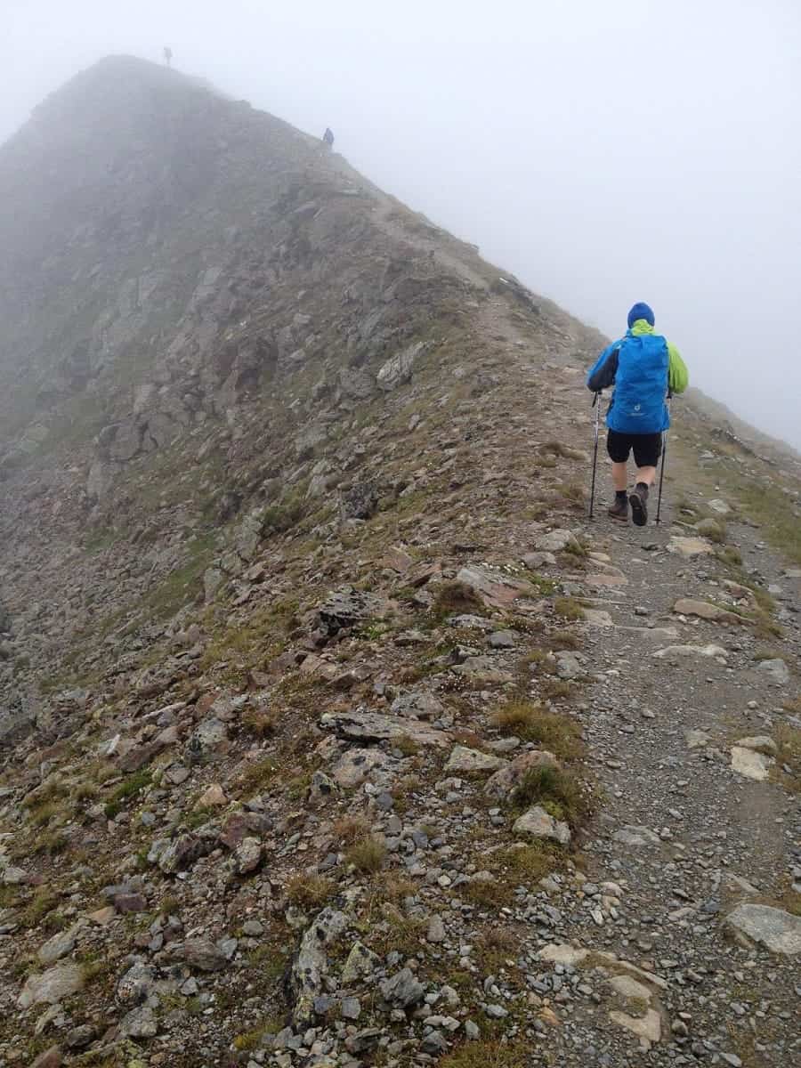 Bergwandern mit Stöcken und Rucksack im Nebel – Ausrüstung und Vorbereitung