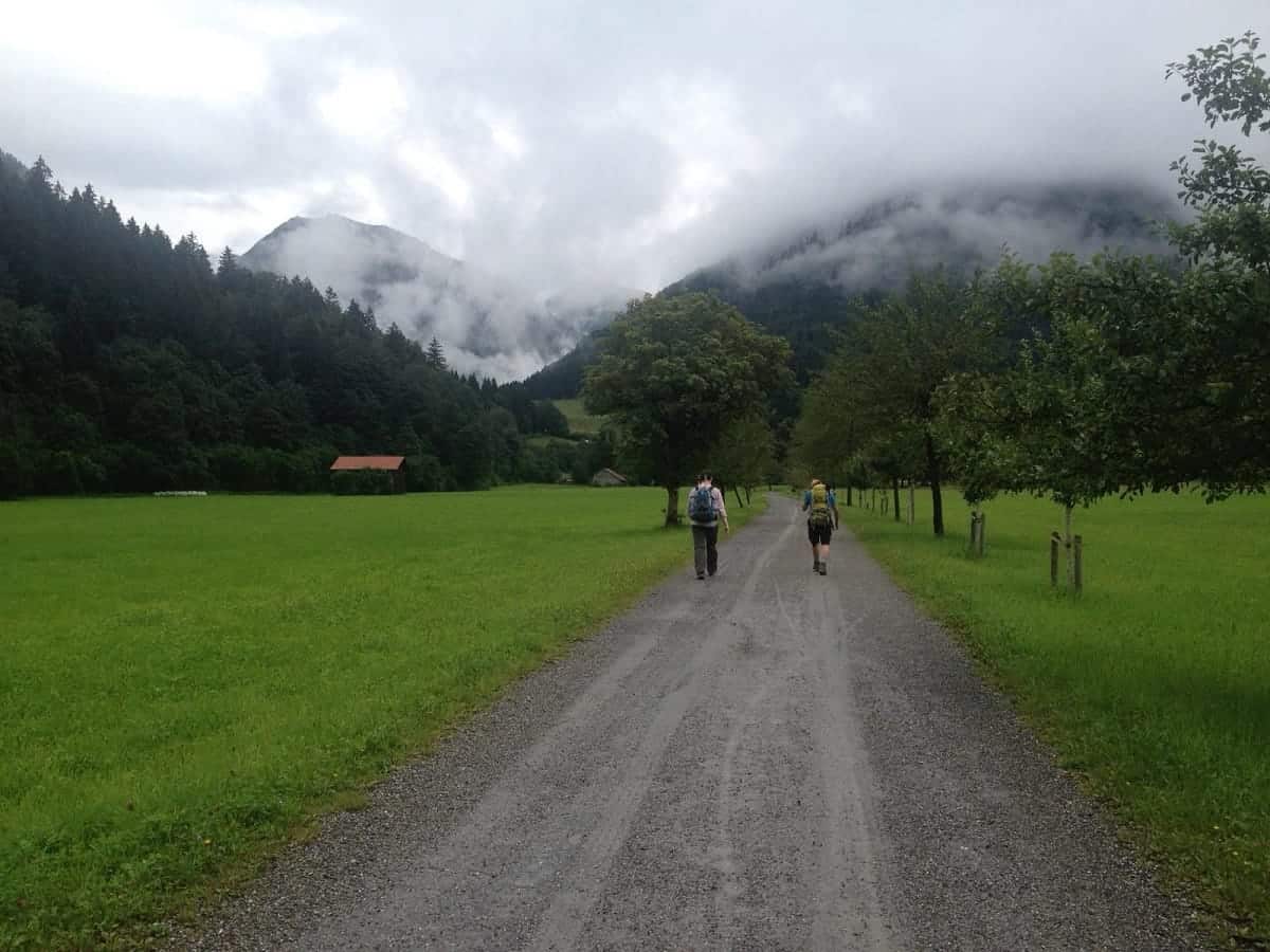 Zwei Wanderer auf dem Talweg bei Oberstdorf – Start der Alpenüberquerung