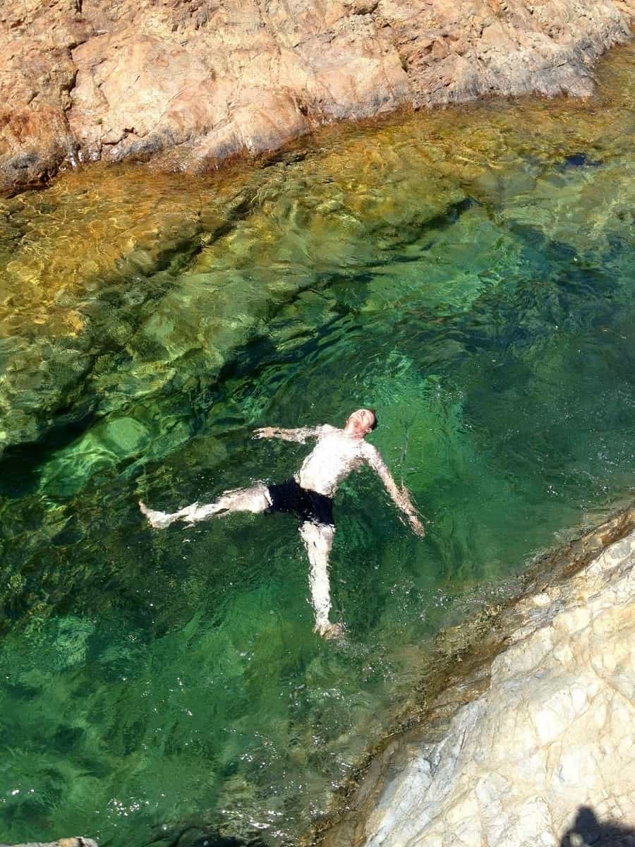 Schwimmen im kristallklaren Naturpool auf Korsika – Abkühlung im Sommerurlaub