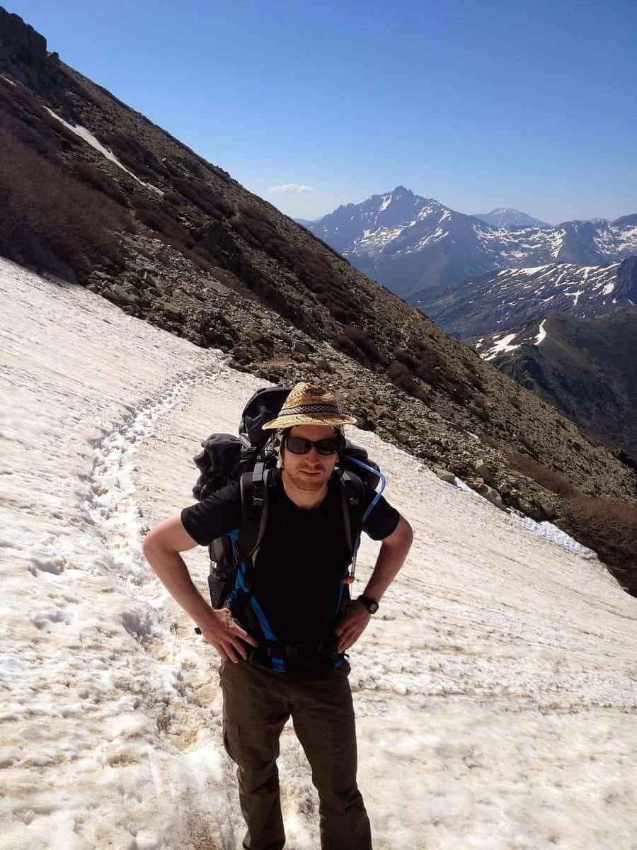 Thomas Zitti auf dem GR 20 Korsika im Schneefeld mit Bergpanorama – ehrliche Vorbereitung entscheidet