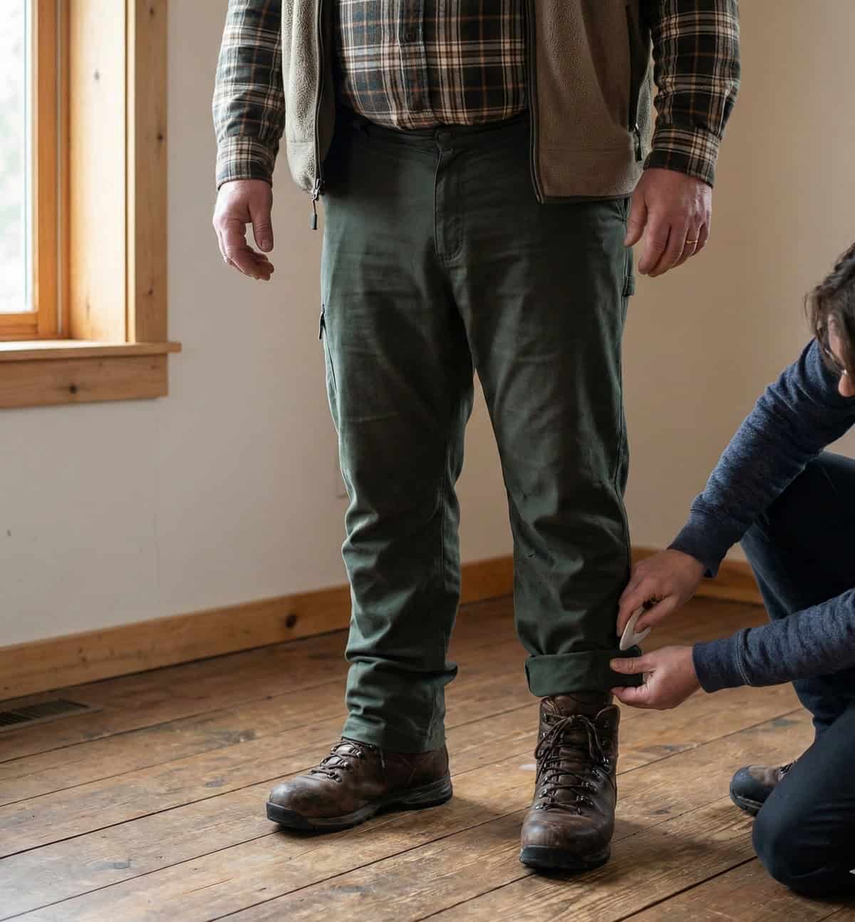 Wanderhose richtig kürzen – Länge mit Wanderschuhen bestimmen Wanderhose mit Wanderschuhen anprobieren und Beinlänge markieren