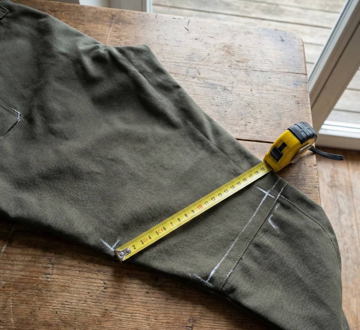 Wanderhose kürzen – Saumzugabe richtig einzeichnen Saumzugabe von 4 cm an einer Wanderhose markieren