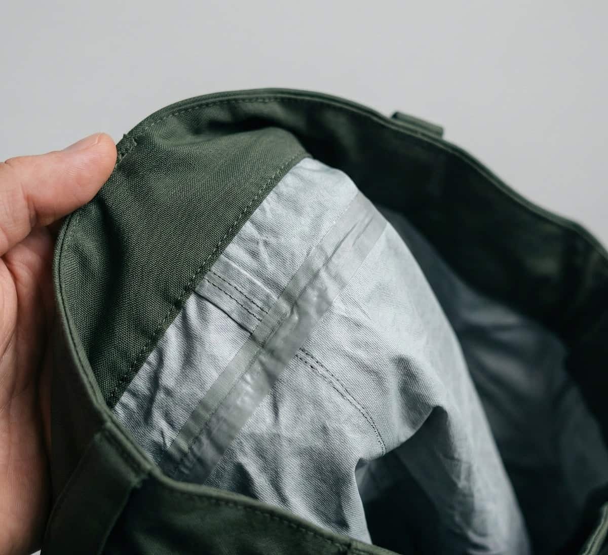 Membranhose kürzen – Vorsicht bei getapten Nähten Detail einer wasserdichten Wanderhose mit getapten Nähten und Membran