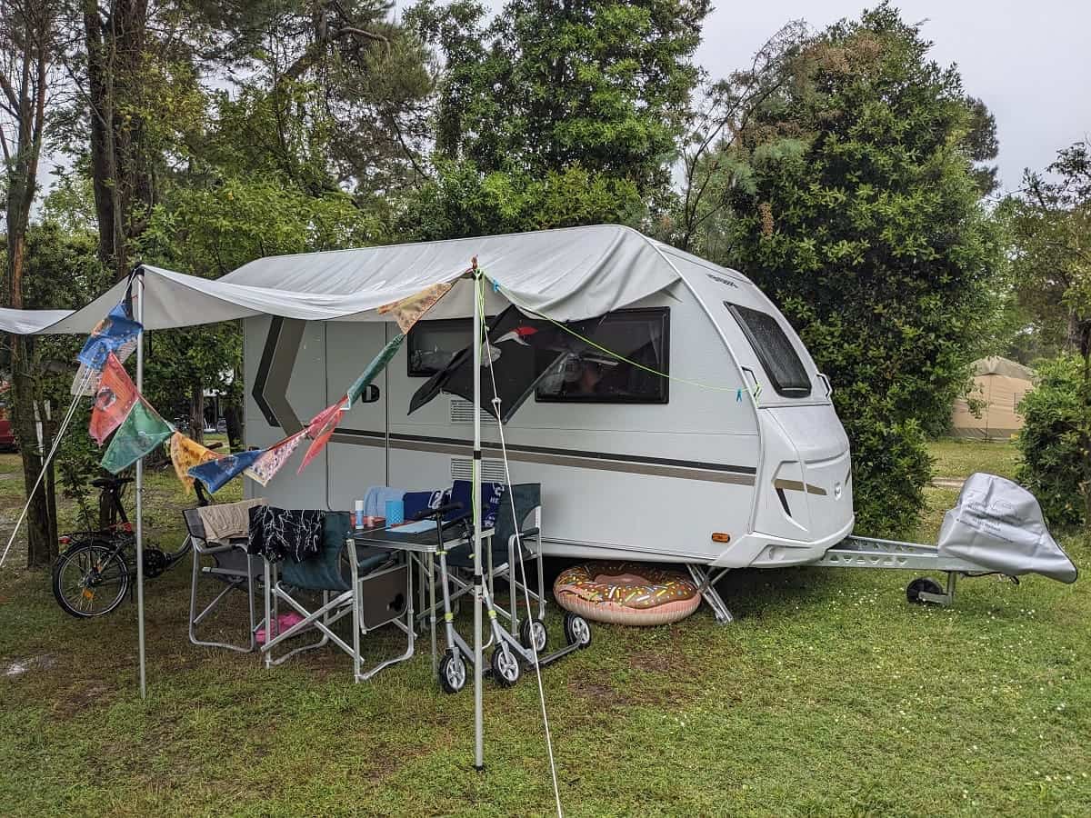 Gerhards Weinsberg CaraOne 480 LK – unterwegs beim Herbstcamping Weinsberg CaraOne 480 LK beim Camping mit Vorzeltdach und Campingstühlen