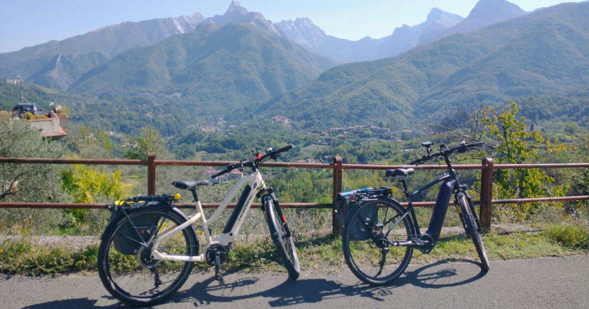 Packliste Fahrradurlaub – zwei E-Bikes vor Bergpanorama