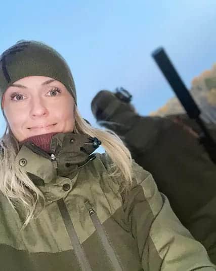 Jagdbekleidung Übergrößen Damen – Jägerin in grüner Outdoorjacke