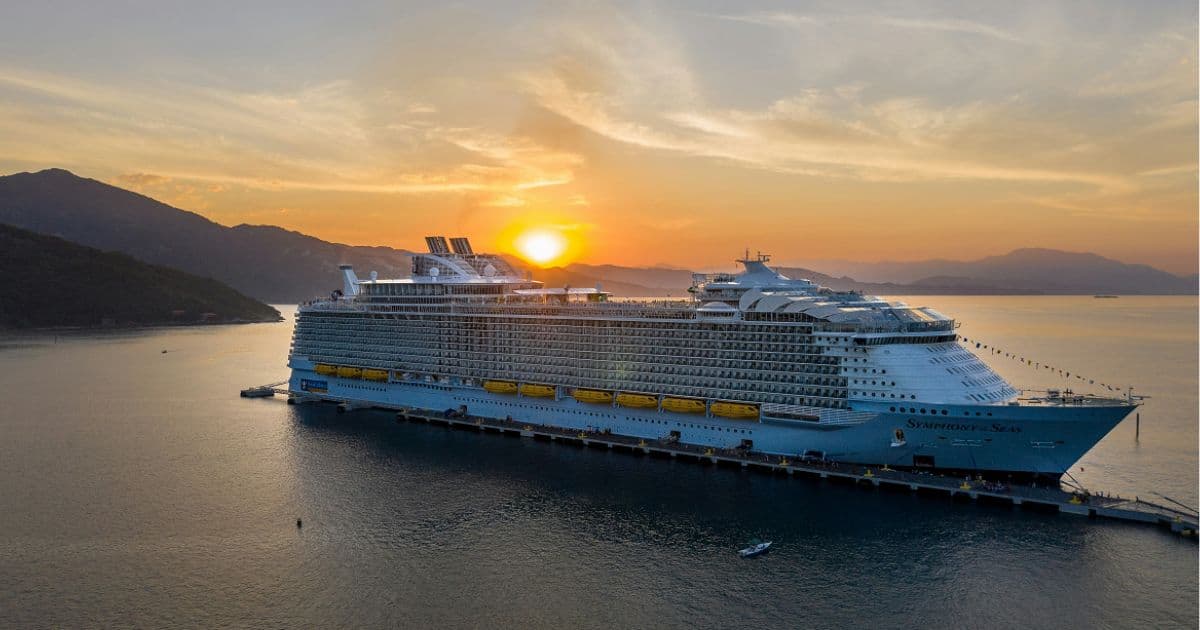 Kreuzfahrtschiff bei Sonnenuntergang – Packliste Kreuzfahrt für Übergrößen