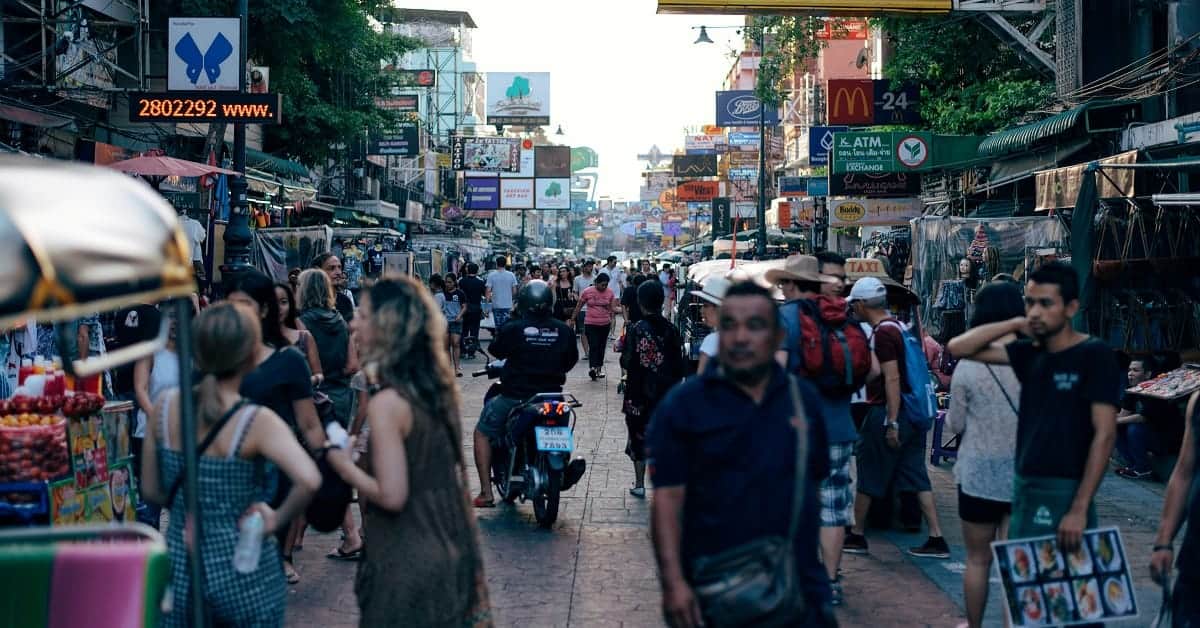 Packliste Thailand – Khao San Road Bangkok mit Touristen und Backpackern