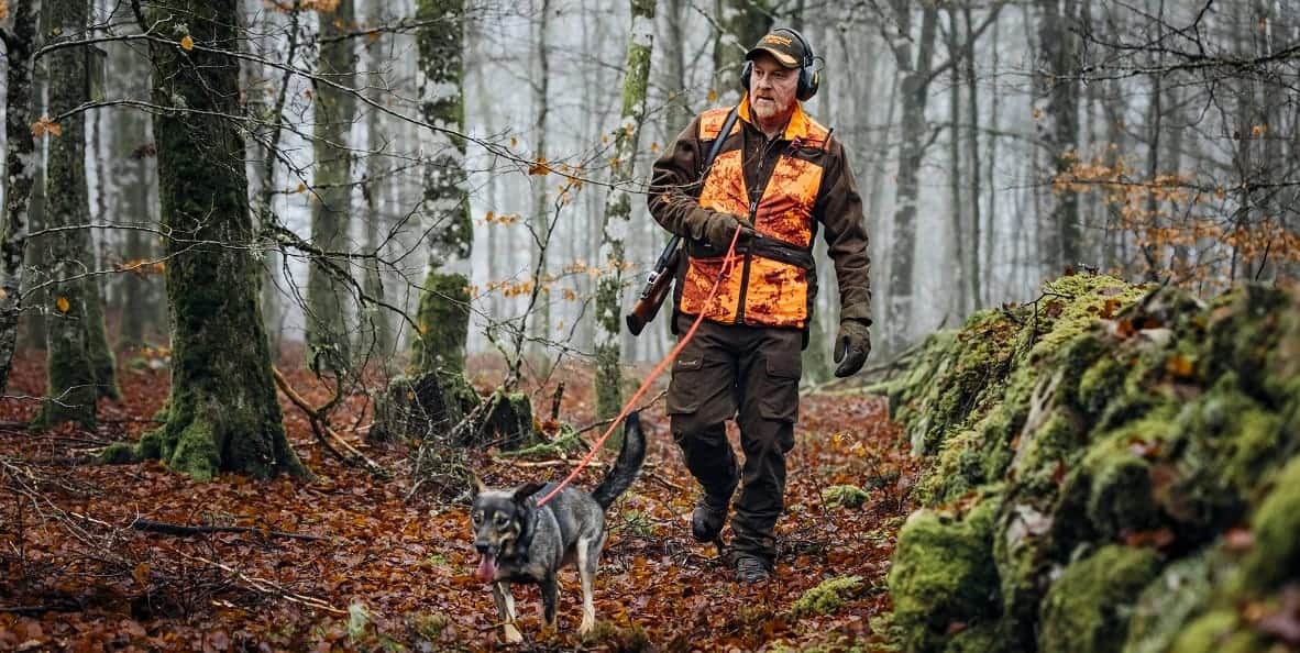 Pinewood Jagdbekleidung Übergrößen Herren - Drückjagd mit Hund im Herbstwald