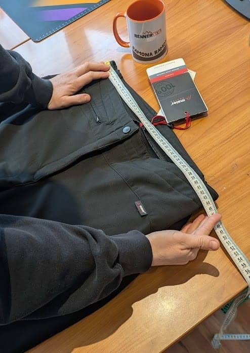 Ramona Wallenberger misst eine Wanderhose am Bund – Größenberatung bei RennerXXL für Lipödem