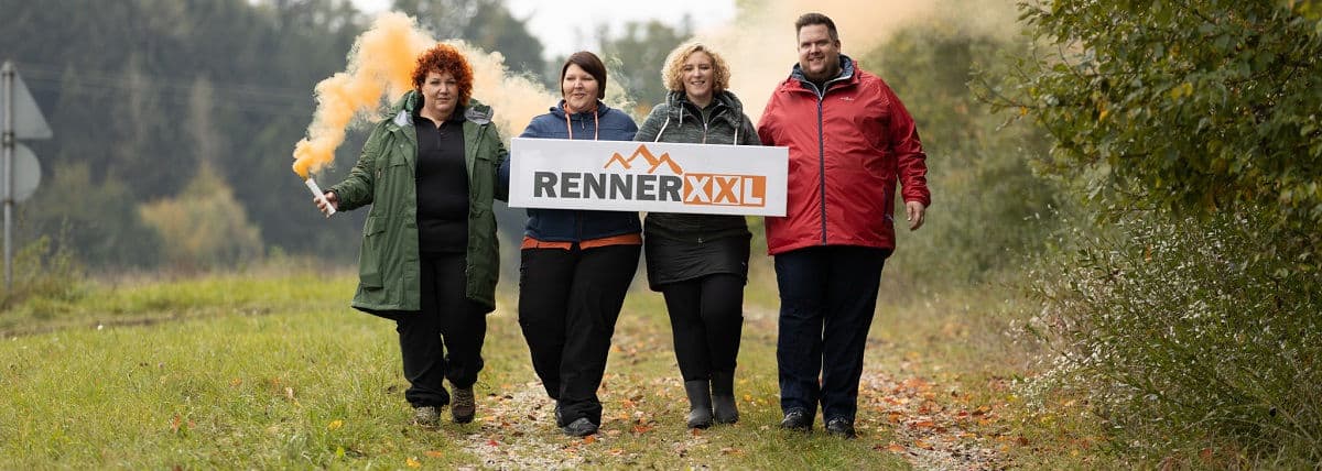 Wandergruppe mit RennerXXL Schild bei einer Wanderung für Menschen mit Übergewicht