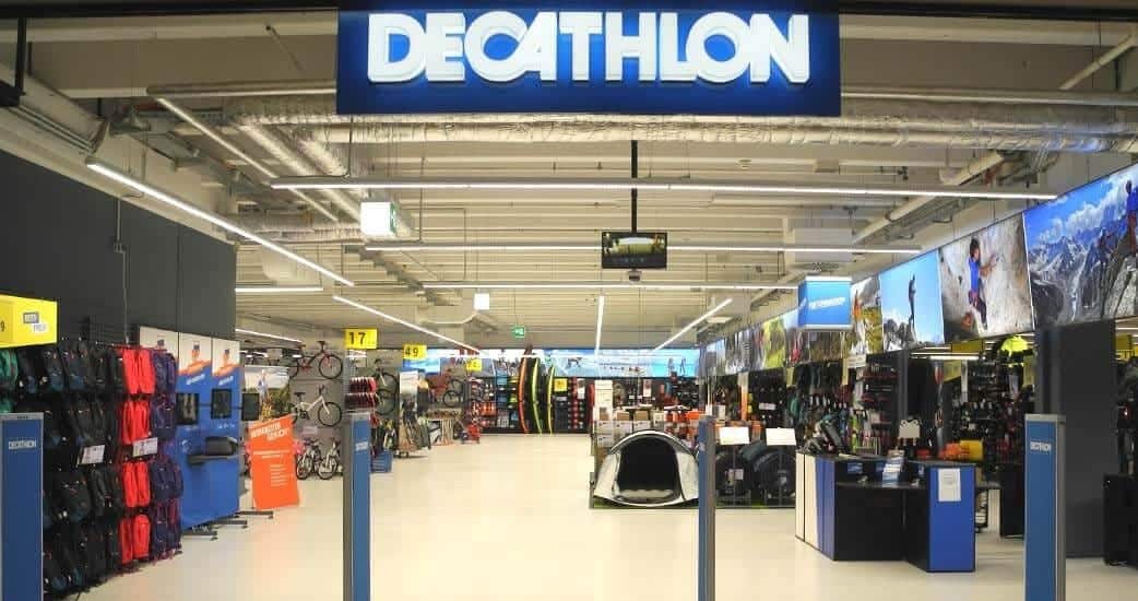 Decathlon Filiale Innenansicht – großes Sortiment an Outdoor- und Sportartikeln
