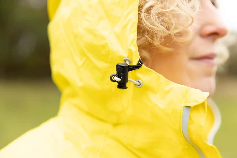 Verstellbare Kapuze einer Sommer-Regenjacke für Damen Detail Kapuze einer Damen-Regenjacke in Übergröße
