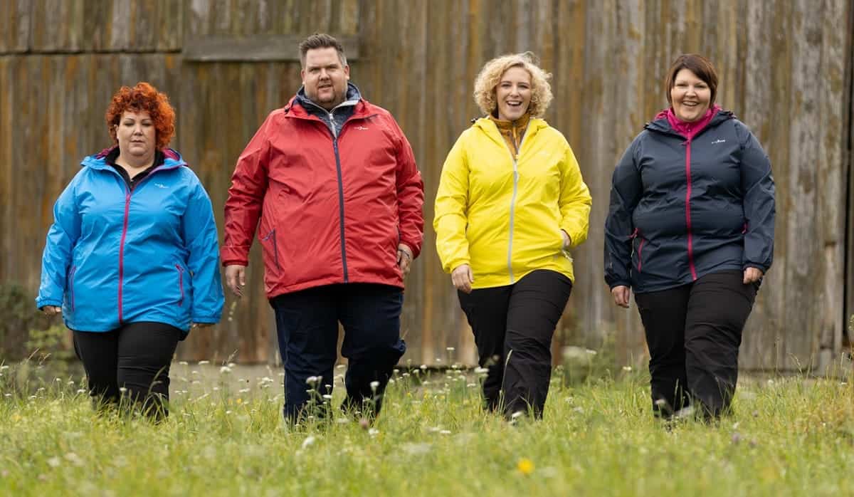 Regenbekleidung in Übergrößen für Damen und Herren bei RennerXXL – vier Models tragen Regenjacken in Blau, Rot, Gelb und Grau