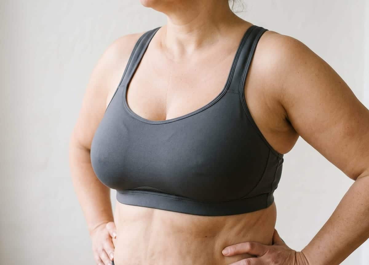 Plus-Size-Frau in passend sitzendem Sport-BH – Größenberatung bei RennerXXL für Übergrößen