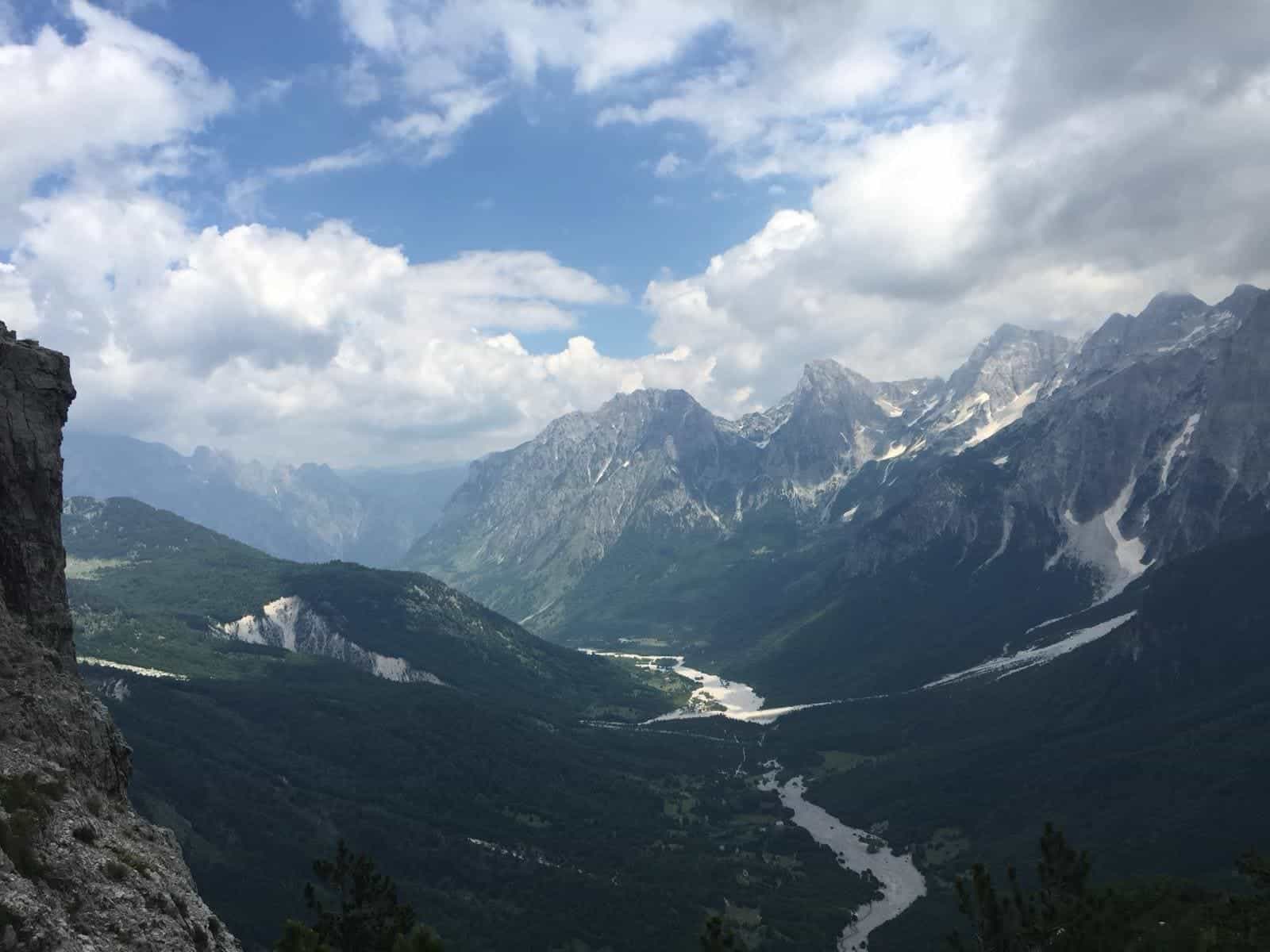 Talblick mit Bergpanorama der albanischen Alpen auf dem Peaks of the Balkans Trail