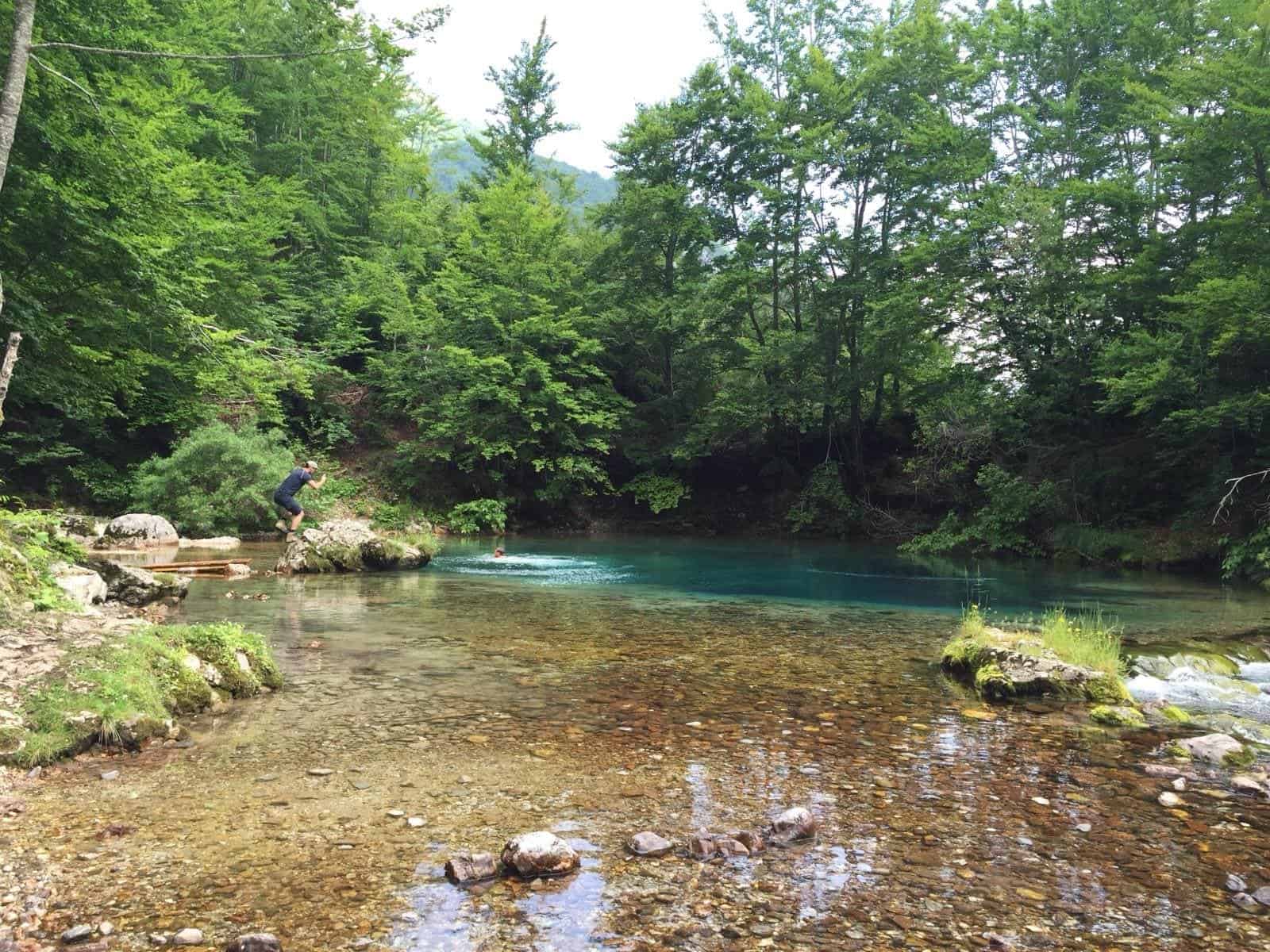 Türkisgrüner Bergsee im Theth-Tal an der albanisch-montenegrinischen Grenze