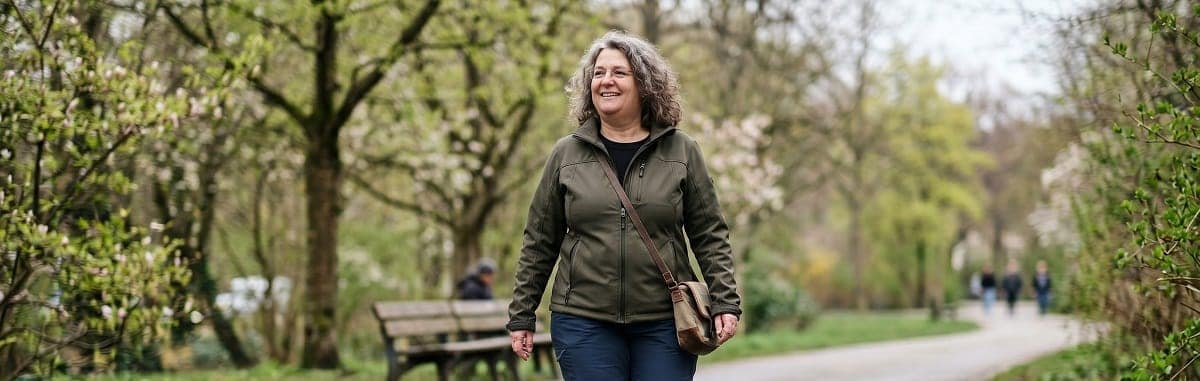 Damen-Übergangsjacke in großen Größen beim Frühlingsspaziergang im Park
