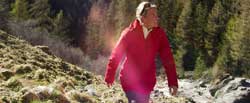 img wanderer mit softshelljacke