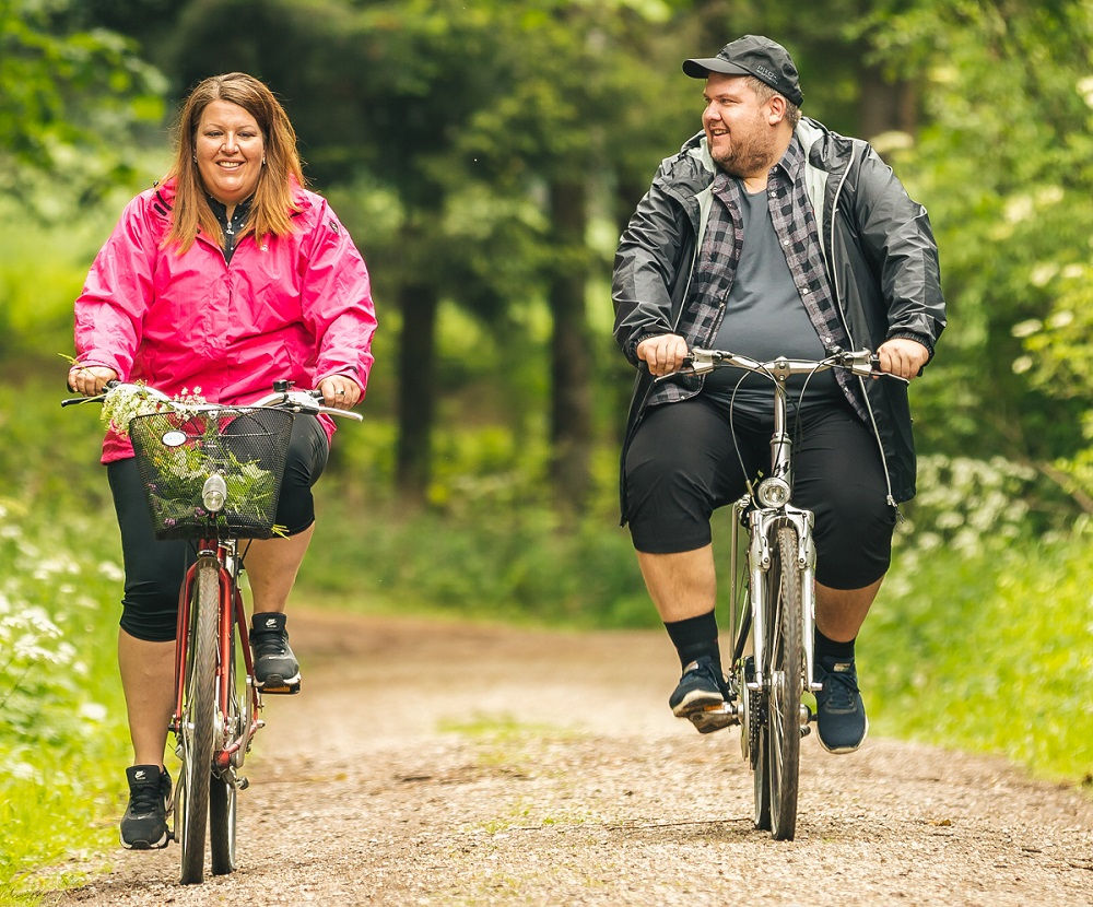 Reduzierte Fahrradbekleidung in großen Größen bei RennerXXL Paar in Fahrradbekleidung in Übergrößen unterwegs mit dem Rad
