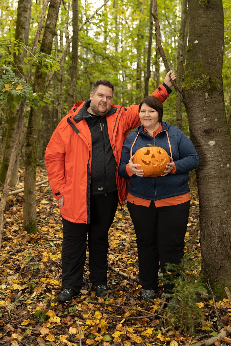 Frau und Mann im Herbstwald in schwarzen Outdoorhosen und Wanderschuhen, ganzer Körper, der Saum endet über dem Schuh