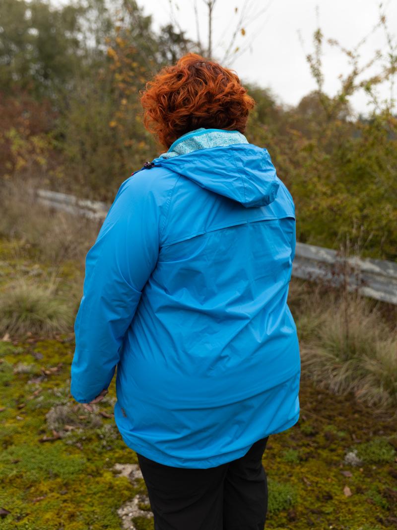 Damen Regenjacke in Übergröße von hinten, der Saum reicht über das Gesäß