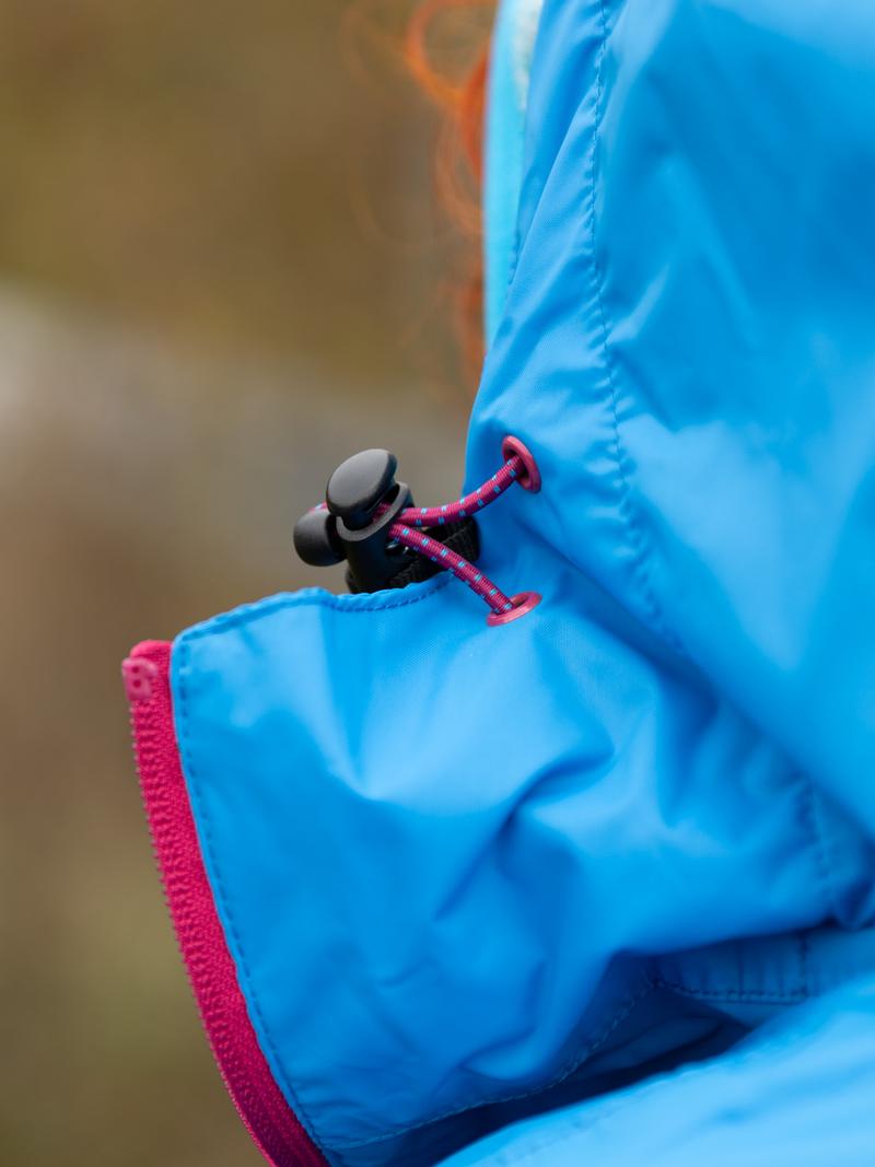 Verstellbare Kapuze mit Kordelzug an einer Regenjacke in großer Größe
