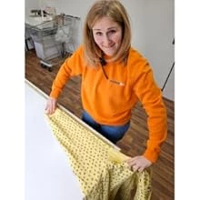 Ramona misst die Innenarmlaenge von der Achsel bis zum Aermelende