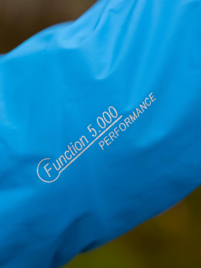 Materialaufdruck Function 5.000 auf dem Ärmel einer wasserdichten Regenjacke